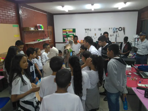 Alunos do CEF 308 em atividade de robótica