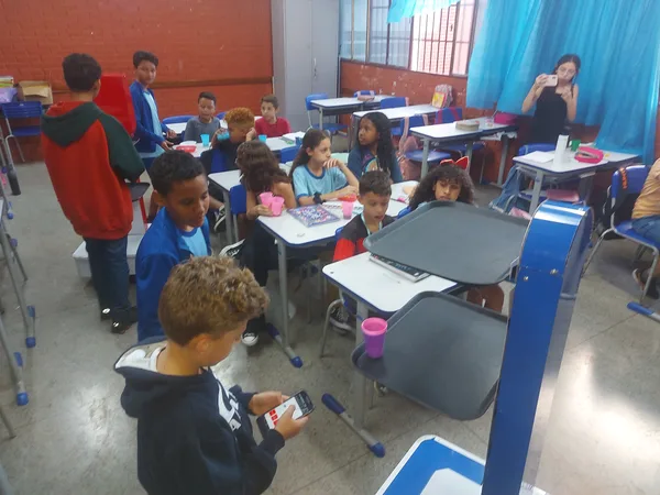 Atividade de robótica na Escola Classe 203