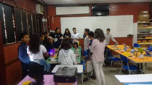 Alunos da Escola Classe 401 em atividade maker