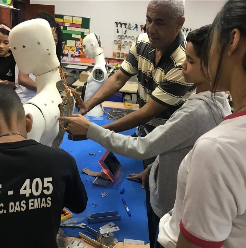Professor Francenylson orientando alunos em atividade de robótica