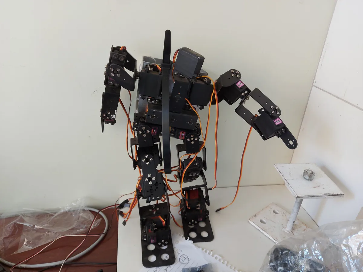 Robô Humanoide desenvolvido pelos alunos